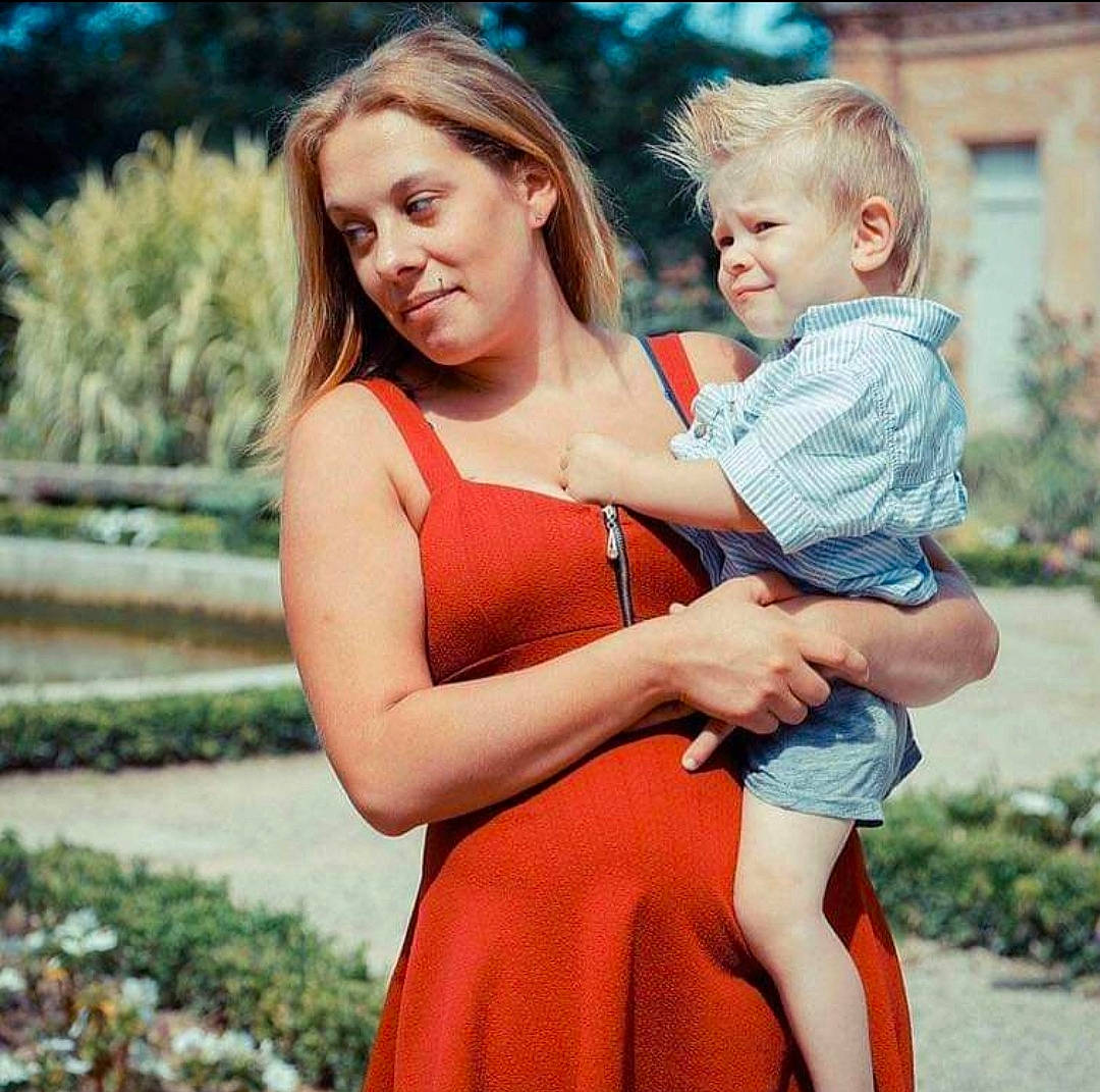 Eden a rejoint le concours — aidez-le/la à gagner de superbes lots ! day_dress, facial_expression, flash_photography, fun, gesture, grass, hair, hairstyle, hand, happy, joint, joy, leisure, one_piece_garment, people_in_nature, person, photograph, plant, shoulder, smile