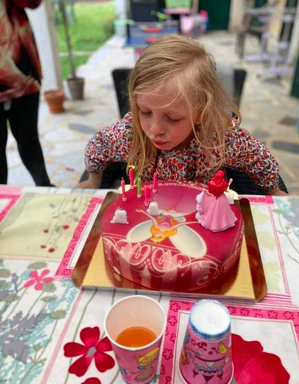 Alya participe au concours pour gagner de l'argent avec cette photo : chair, child, coffee_cup, cup, dishware, drinkware, event, fun, leisure, person, pink, plate, recreation, serveware, sharing, sweetness, table, tableware, tea, teacup