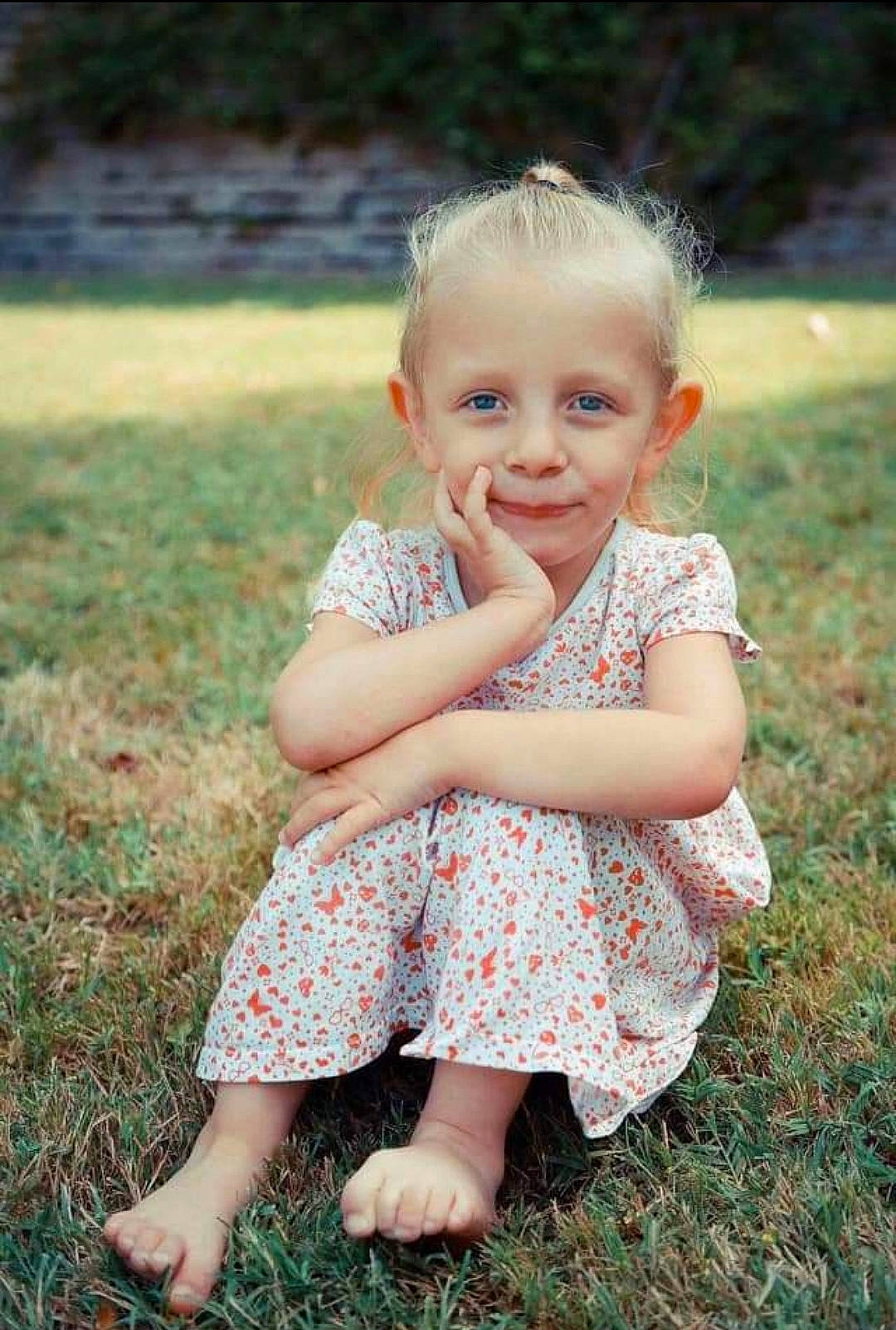 Alya participe au concours pour gagner de l'argent avec cette photo : baby, baby_toddler_clothing, blond, dress, eye, facial_expression, flash_photography, fun, grass, grass_family, grassland, happy, joy, meadow, people_in_nature, person, plant, skin, smile, sunlight