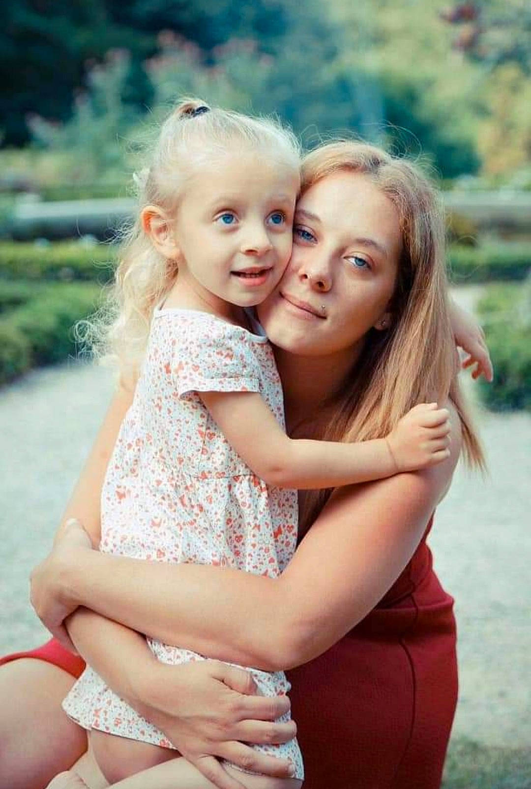 Alya participe au concours pour gagner de l'argent avec cette photo : dress, face, facial_expression, flash_photography, fun, gesture, grass, hair, hairstyle, hand, happy, head, interaction, one_piece_garment, people_in_nature, person, plant, skin, smile, standing
