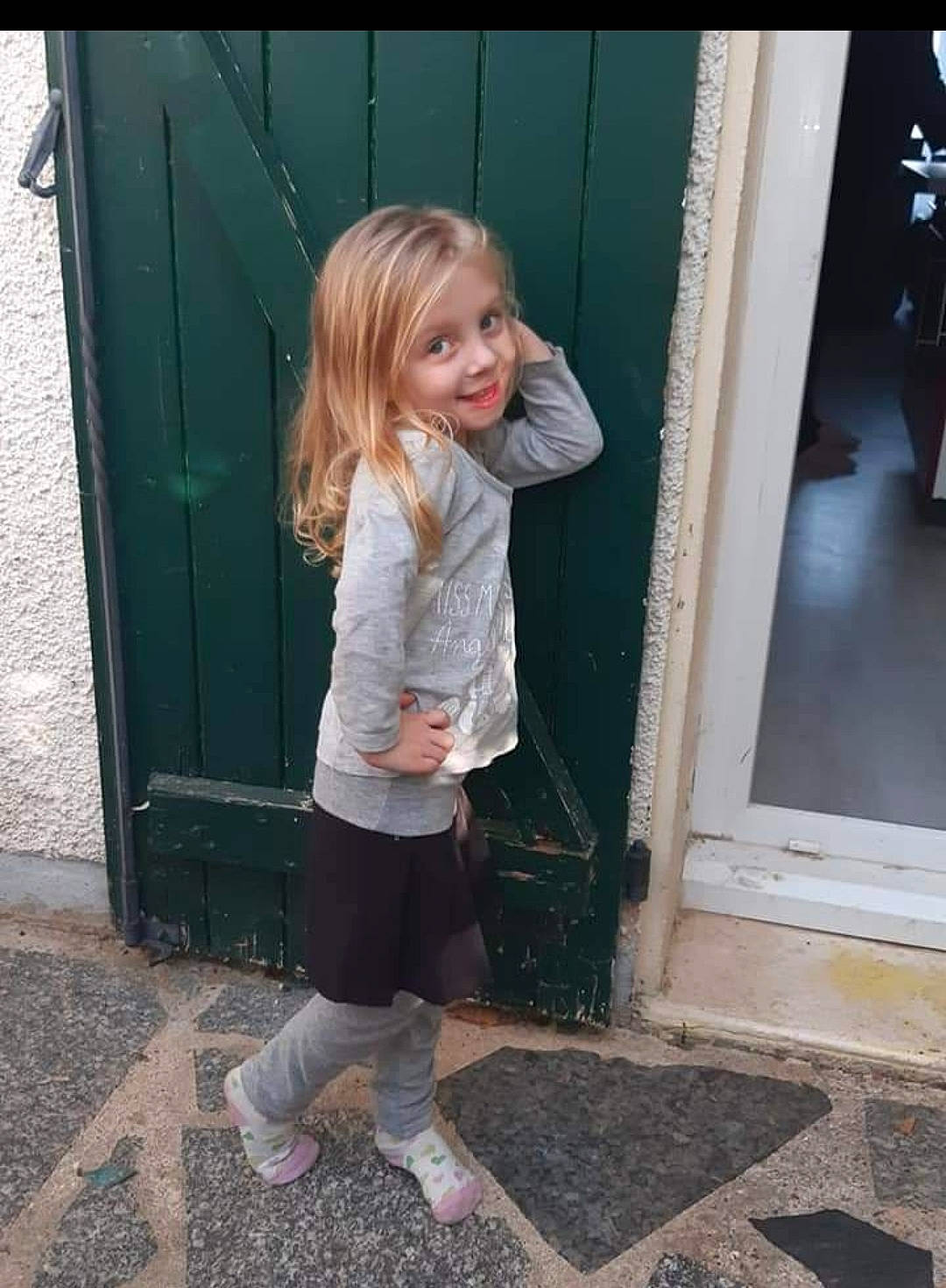 Alya participe au concours pour gagner de l'argent avec cette photo : beauty, blond, brown_hair, child, electric_blue, flooring, fun, human_leg, joy, knee, long_hair, pattern, person, pink, sleeve, smile, standing, textile, thigh, toddler