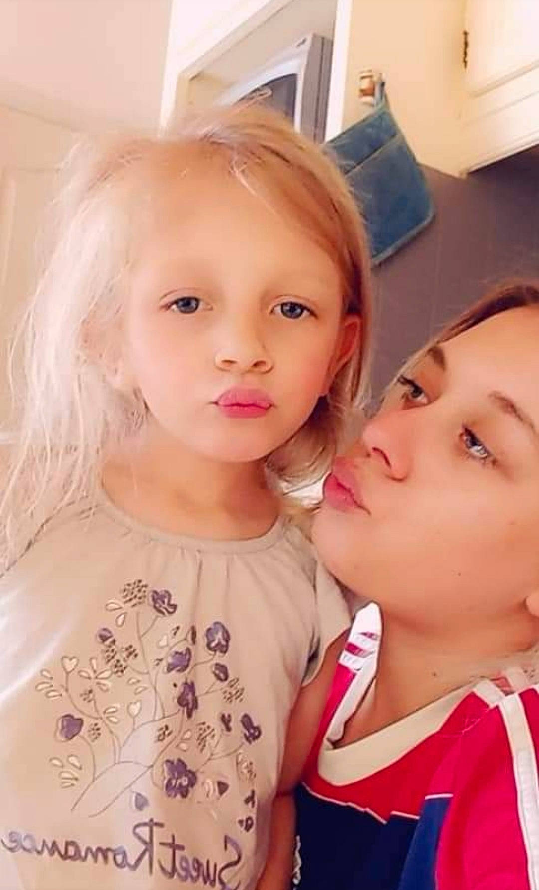 Alya participe au concours pour gagner de l'argent avec cette photo : baby_toddler_clothing, beauty, cheek, child, ear, eyebrow, eyelash, face, facial_expression, gesture, hairstyle, happy, iris, jewellery, lip, nose, person, pink, skin, t_shirt