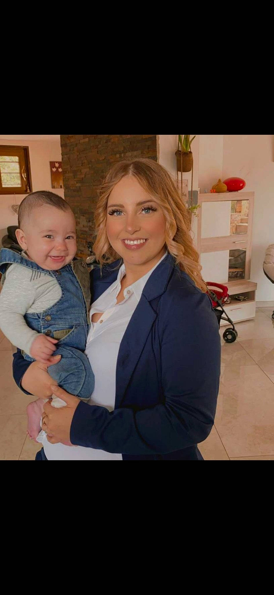 Keylan a rejoint le concours — aidez-le/la à gagner de superbes lots ! beauty, blond, electric_blue, event, eye, face, formal_wear, fun, gesture, happy, iris, jewellery, joy, necklace, people, person, picture_frame, skin, sleeve, smile