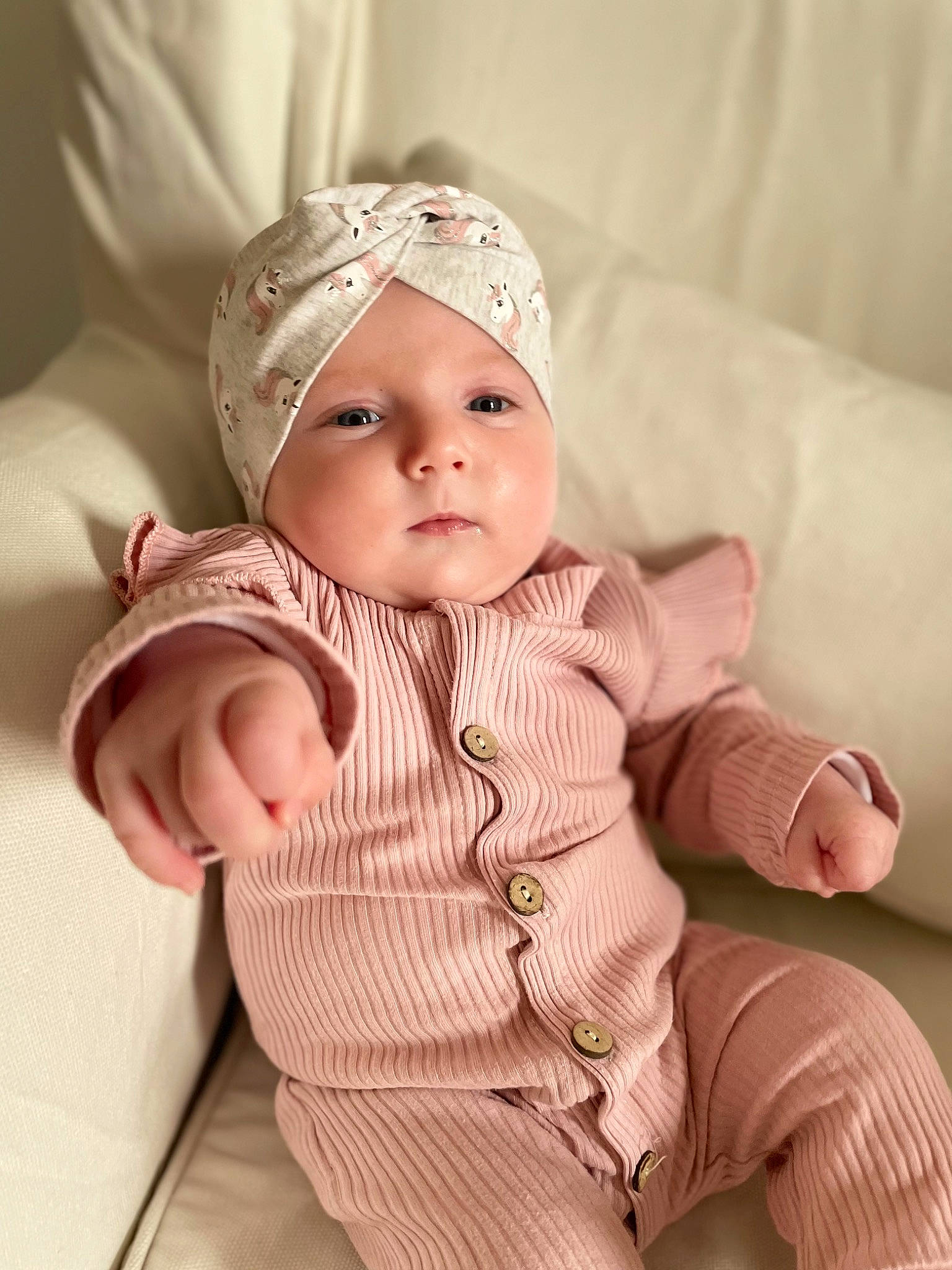 Emie a rejoint le concours — aidez-le/la à gagner de superbes lots ! baby, baby_toddler_clothing, cap, cheek, child, comfort, dress, eye, fashion_accessory, happy, headgear, headpiece, headwear, iris, jewellery, lip, pattern, person, pink, skin