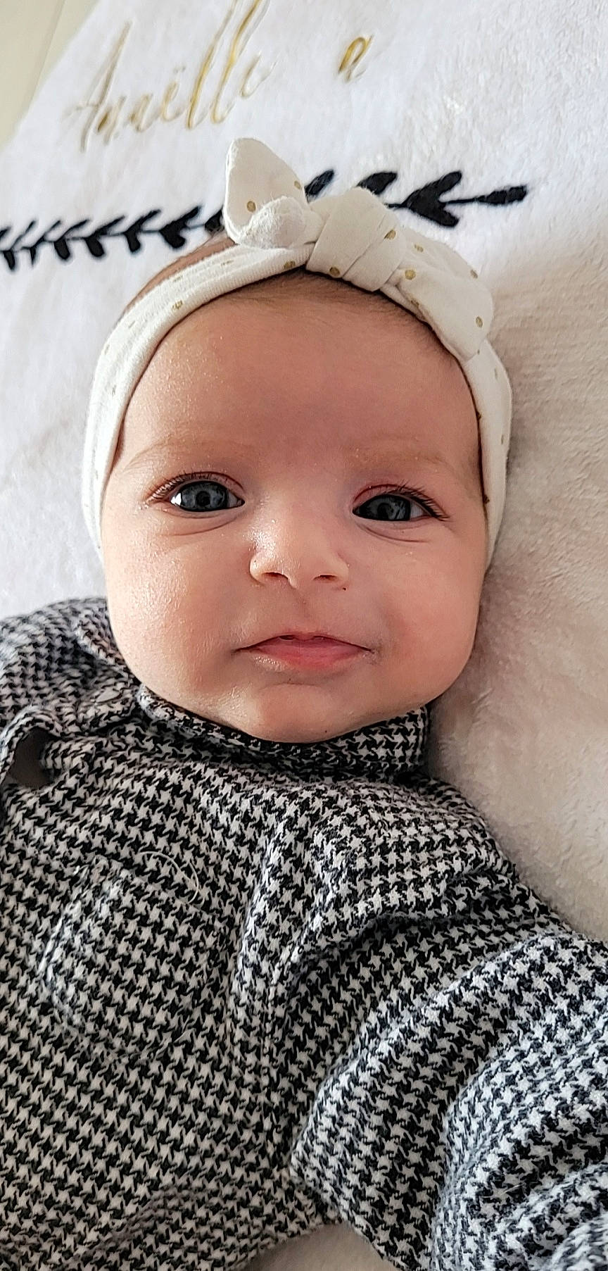 Anaëlle participe au concours pour gagner de l'argent avec cette photo : baby, baby_toddler_clothing, cap, cheek, chin, collar, eye, eyelash, flash_photography, happy, head, headgear, headpiece, headwear, iris, lip, person, skin, sleeve, textile