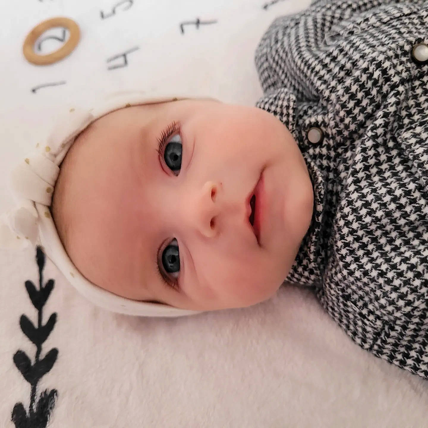 Anaëlle participe au concours pour gagner de l'argent avec cette photo : baby, baby_toddler_clothing, cheek, child, chin, close_up, eye, eyebrow, eyelash, fashion_accessory, happy, iris, lip, neck, nose, pattern, person, skin, sleeve, textile