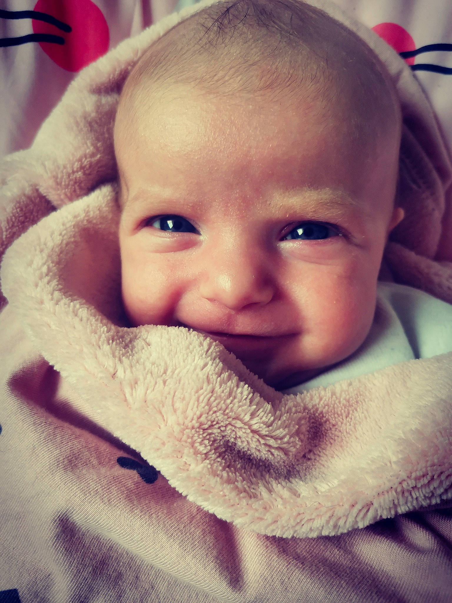 Anaëlle a rejoint le concours — aidez-le/la à gagner de superbes lots ! arm, baby, cheek, chin, ear, eye, eyebrow, eyelash, face, forehead, hairstyle, human_body, iris, jaw, lip, mouth, neck, nose, person, skin