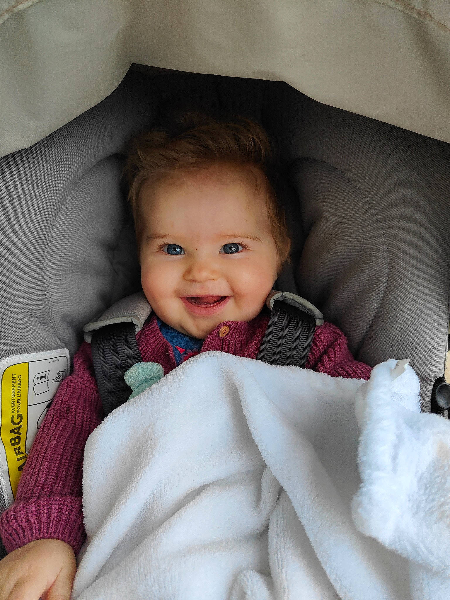 Anaé participe au concours pour gagner de l'argent avec cette photo : baby, baby_toddler_clothing, beauty, car_seat, cheek, child, comfort, eyebrow, facial_expression, hairstyle, happy, head, iris, joy, linens, outerwear, person, skin, sleeve, smile