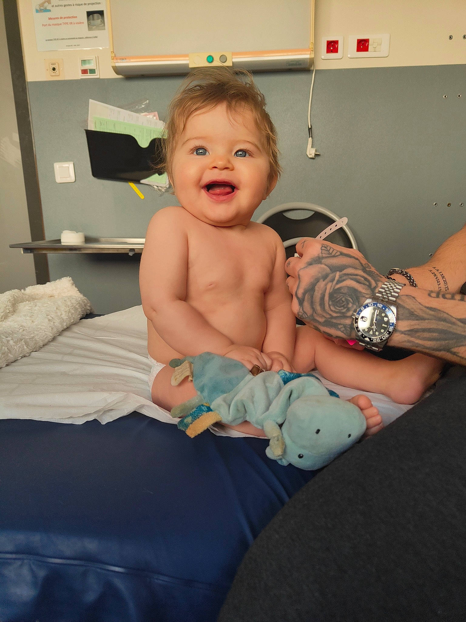 Anaé a rejoint le concours — aidez-le/la à gagner de superbes lots ! abdomen, arm, baby, blond, chest, comfort, elbow, happy, human_body, human_leg, joint, knee, person, shoulder, skin, smile, thigh, thumb, toddler, trunk