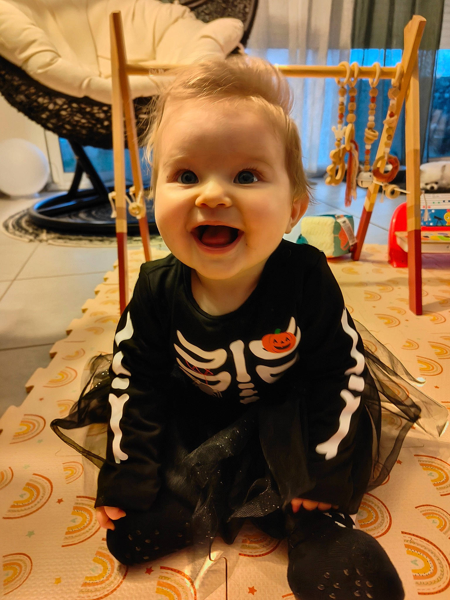 Anaé a rejoint le concours — aidez-le/la à gagner de superbes lots ! baby, baby_products, baby_toddler_clothing, chair, cheek, child, eye, flooring, fun, happy, head, leisure, person, play, room, sitting, sleeve, smile, t_shirt, toddler