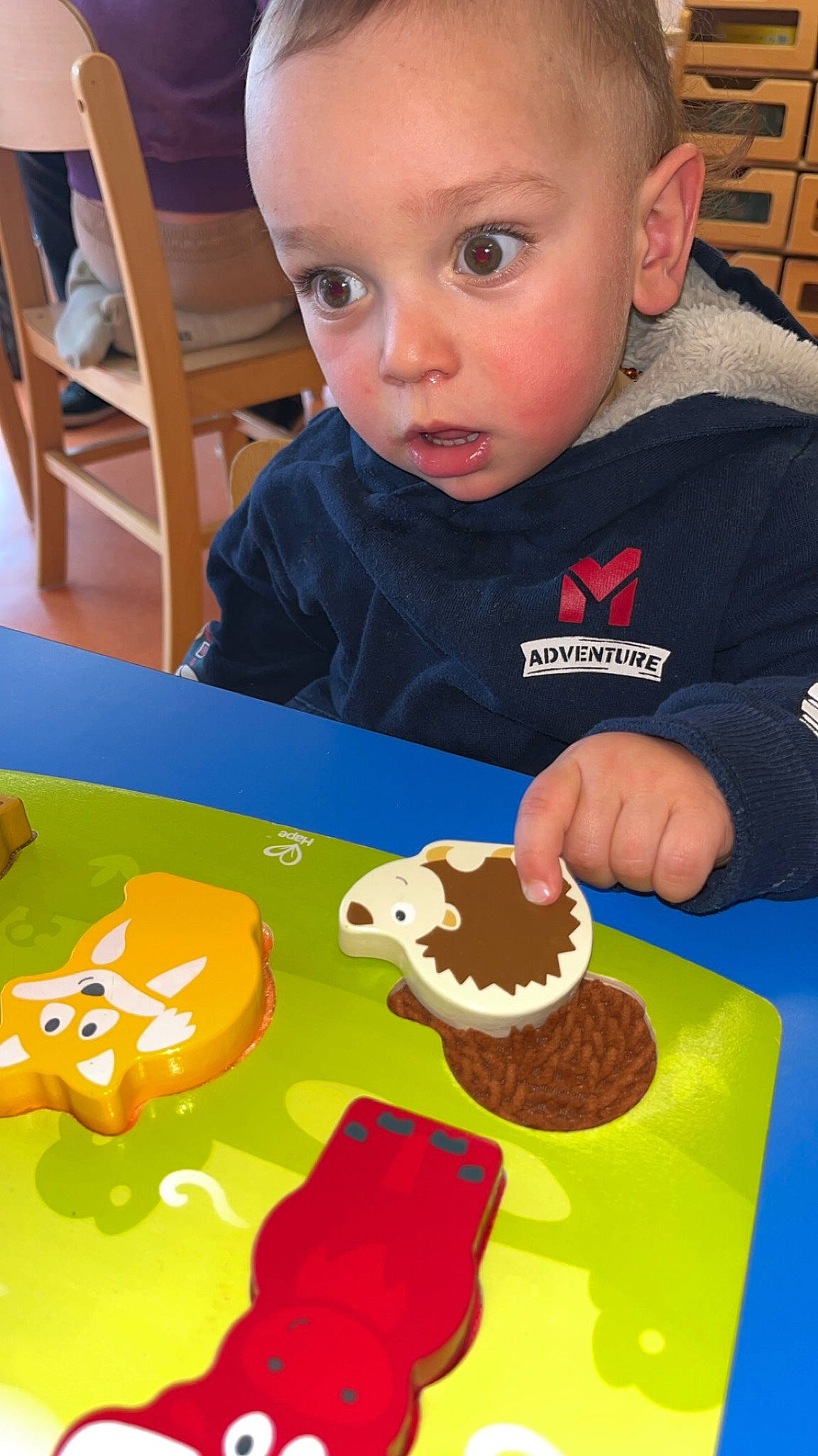 Aylan a rejoint le concours — aidez-le/la à gagner de superbes lots ! baked_goods, birthday_cake, cake, cake_decorating, cake_decorating_supply, chair, cuisine, dessert, dish, finger, food, icing, mammal, person, plate, recipe, sharing, sugar_paste, surprise, table