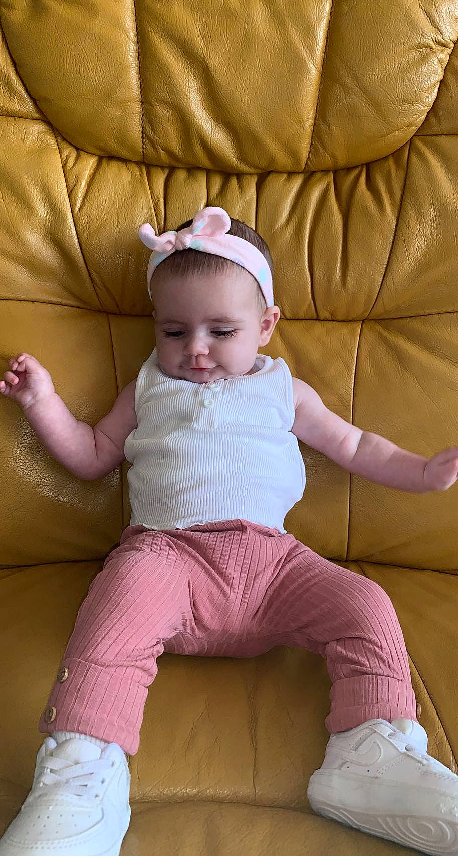 Inaya participe au concours pour gagner de l'argent avec cette photo : baby, baby_toddler_clothing, beauty, cheek, comfort, couch, eye, finger, happy, head, headgear, leg, magenta, person, pink, purple, skin, sleeve, toddler, white