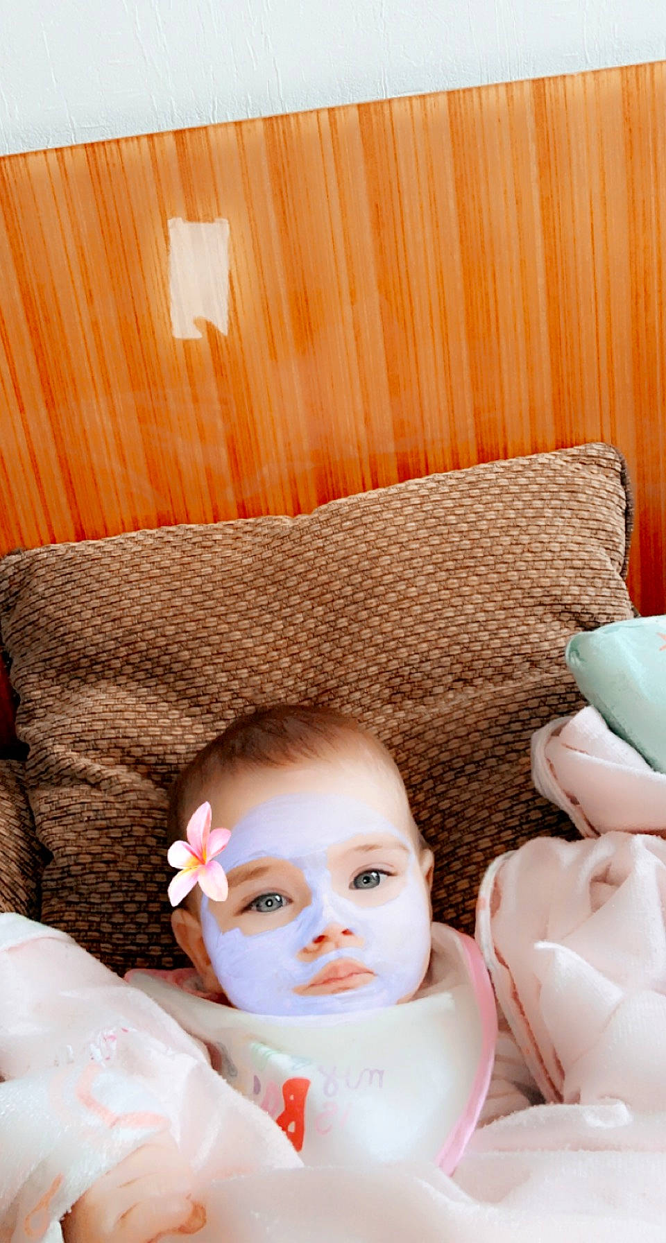 Inaya a rejoint le concours — aidez-le/la à gagner de superbes lots ! baby, baby_toddler_clothing, chair, child, comfort, couch, drinkware, eye, eyelash, happy, hardwood, head, linens, lip, person, room, serveware, skin, textile, toddler