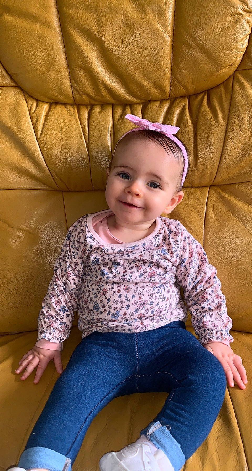 Inaya a rejoint le concours — aidez-le/la à gagner de superbes lots ! baby_toddler_clothing, cheek, chin, clothing, comfort, eye, face, glasses, hair, happy, head, human_body, joy, lip, neck, person, skin, sleeve, smile, textile