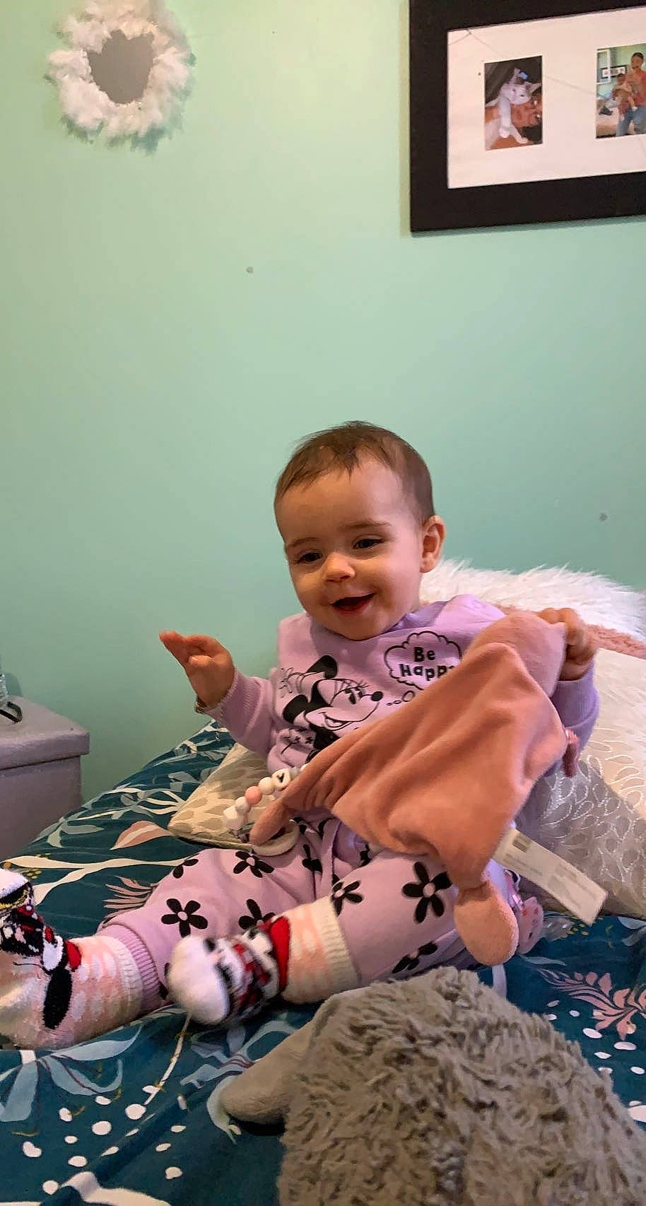 Inaya participe au concours pour gagner de l'argent avec cette photo : baby, baby_toddler_clothing, child, comfort, finger, floor, flooring, fun, happy, human_leg, joy, knee, lap, leg, person, picture_frame, sitting, skin, sleeve, smile