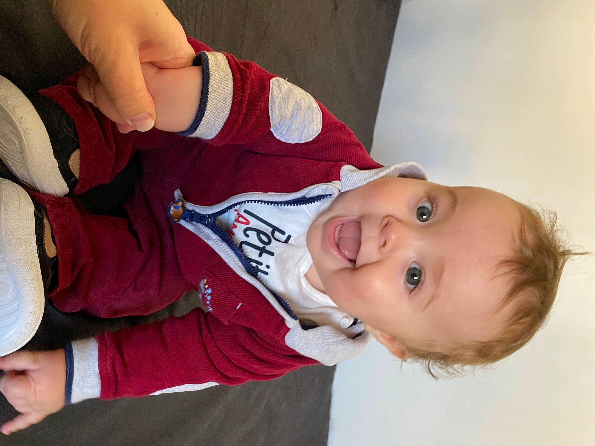 Milan participe au concours pour gagner de l'argent avec cette photo : baby, baby_toddler_clothing, cheek, elbow, facial_expression, finger, fun, gesture, hand, happy, joint, knee, mouth, neck, nose, person, shoulder, sleeve, smile, toddler