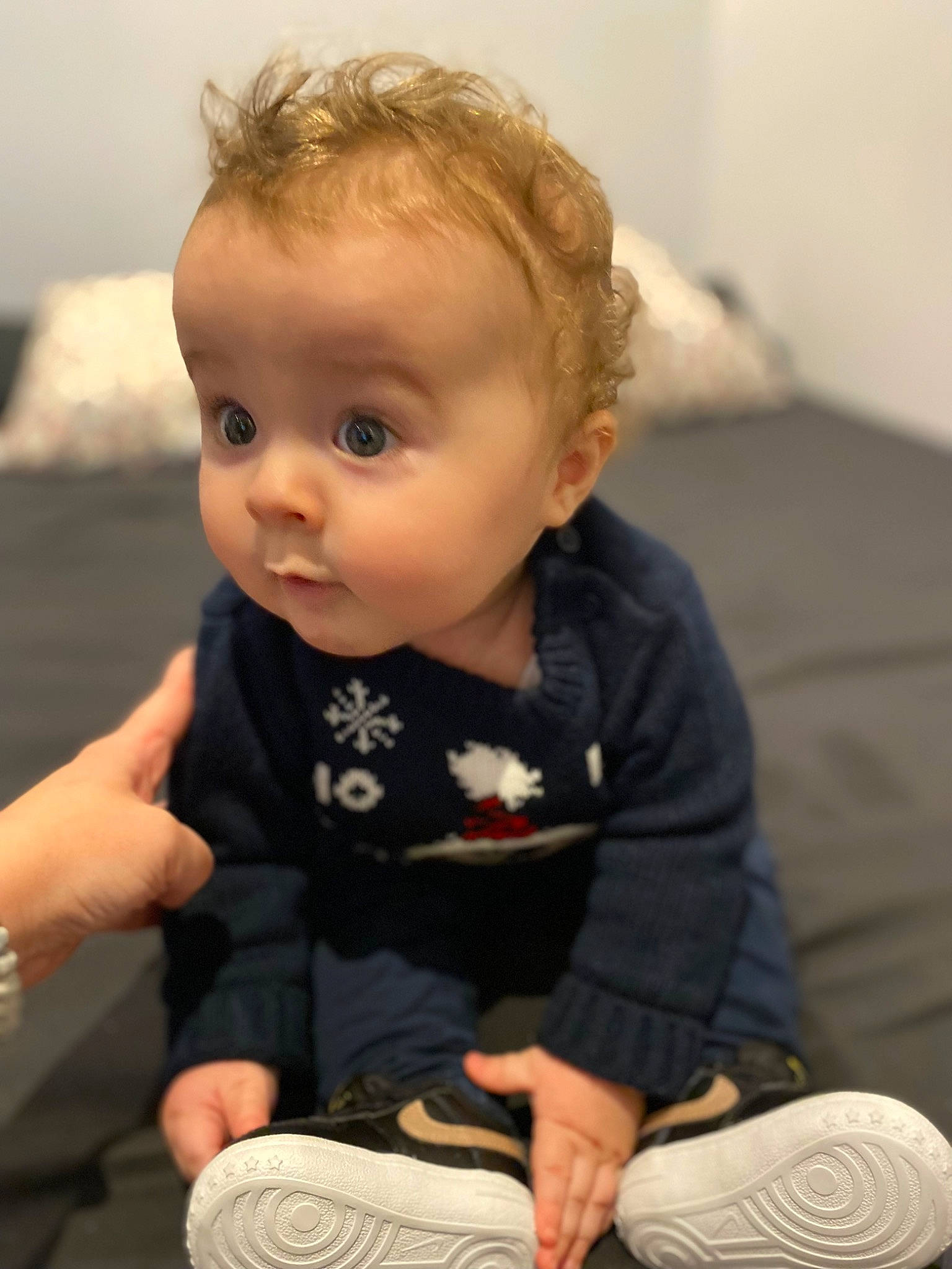 Milan a rejoint le concours — aidez-le/la à gagner de superbes lots ! arm, baby, baby_toddler_clothing, blond, cheek, child, comfort, eye, face, finger, flooring, hand, head, iris, leg, person, sitting, skin, sleeve, surprise