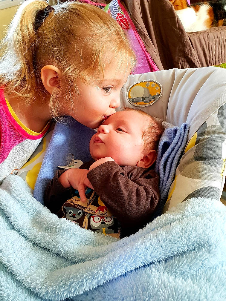 Maeva a rejoint le concours — aidez-le/la à gagner de superbes lots ! baby, birth, child, mother, nap, person, sleep, toddler