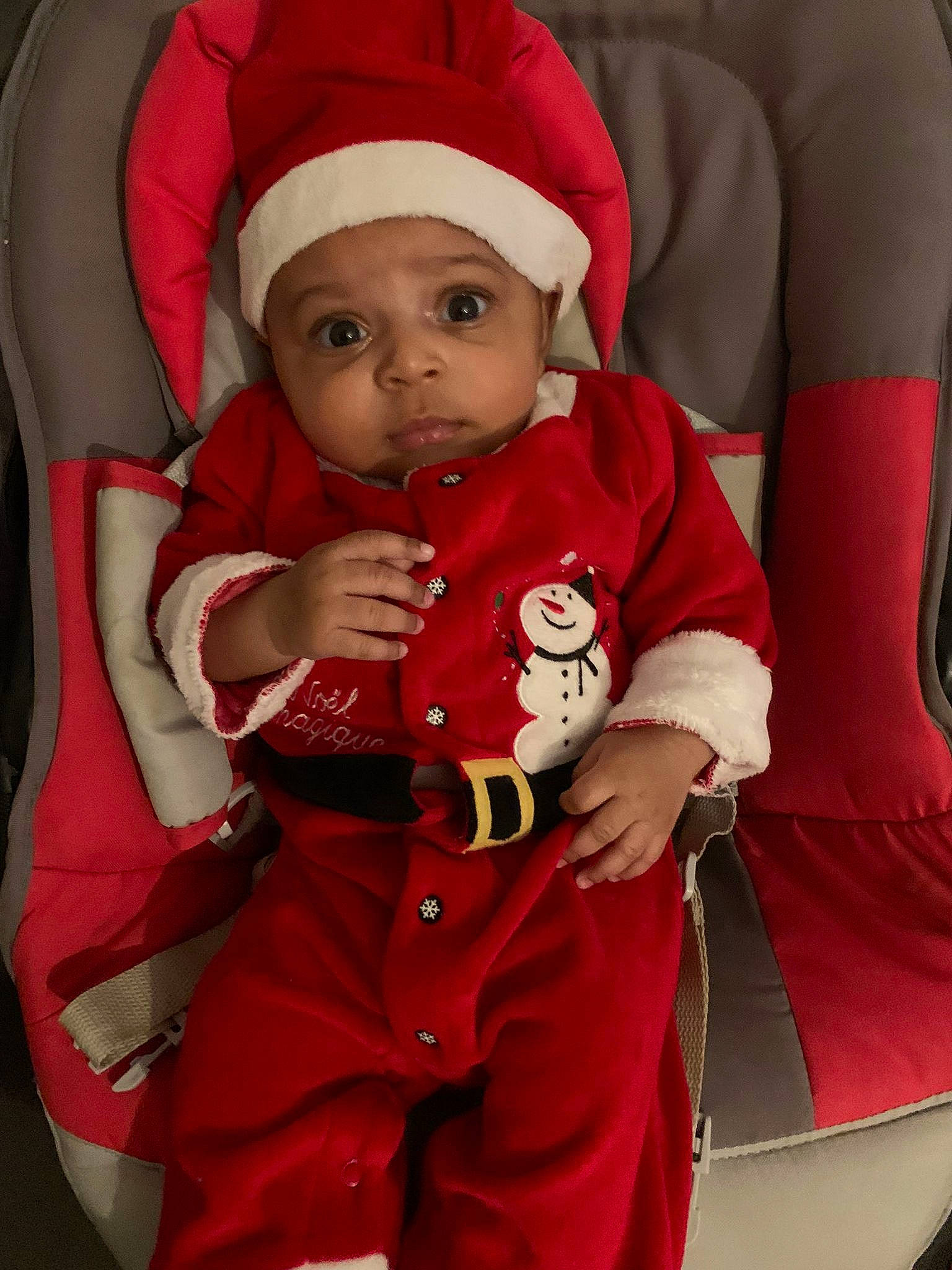 Fanta Omayma participe au concours pour gagner de l'argent avec cette photo : arm, baby, baby_toddler_clothing, cap, christmas, clothing, comfort, event, fictional_character, fun, hat, headwear, holiday, lap, outerwear, person, red, santa_claus, sitting, sleeve