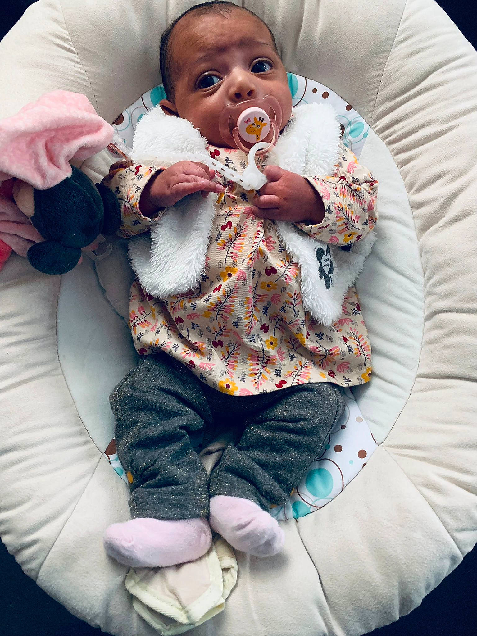 Fanta Omayma participe au concours pour gagner de l'argent avec cette photo : baby, baby_toddler_clothing, beauty, cheek, child, comfort, finger, fun, happy, head, lap, mouth, organ, person, photograph, pink, purple, skin, sleeve, toddler