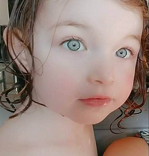 Lia participe au concours pour gagner de l'argent avec cette photo : cheek, chin, ear, eye, eyebrow, eyelash, facial_expression, forehead, hair, happy, head, human_body, iris, jaw, lip, mouth, neck, nose, organ, person