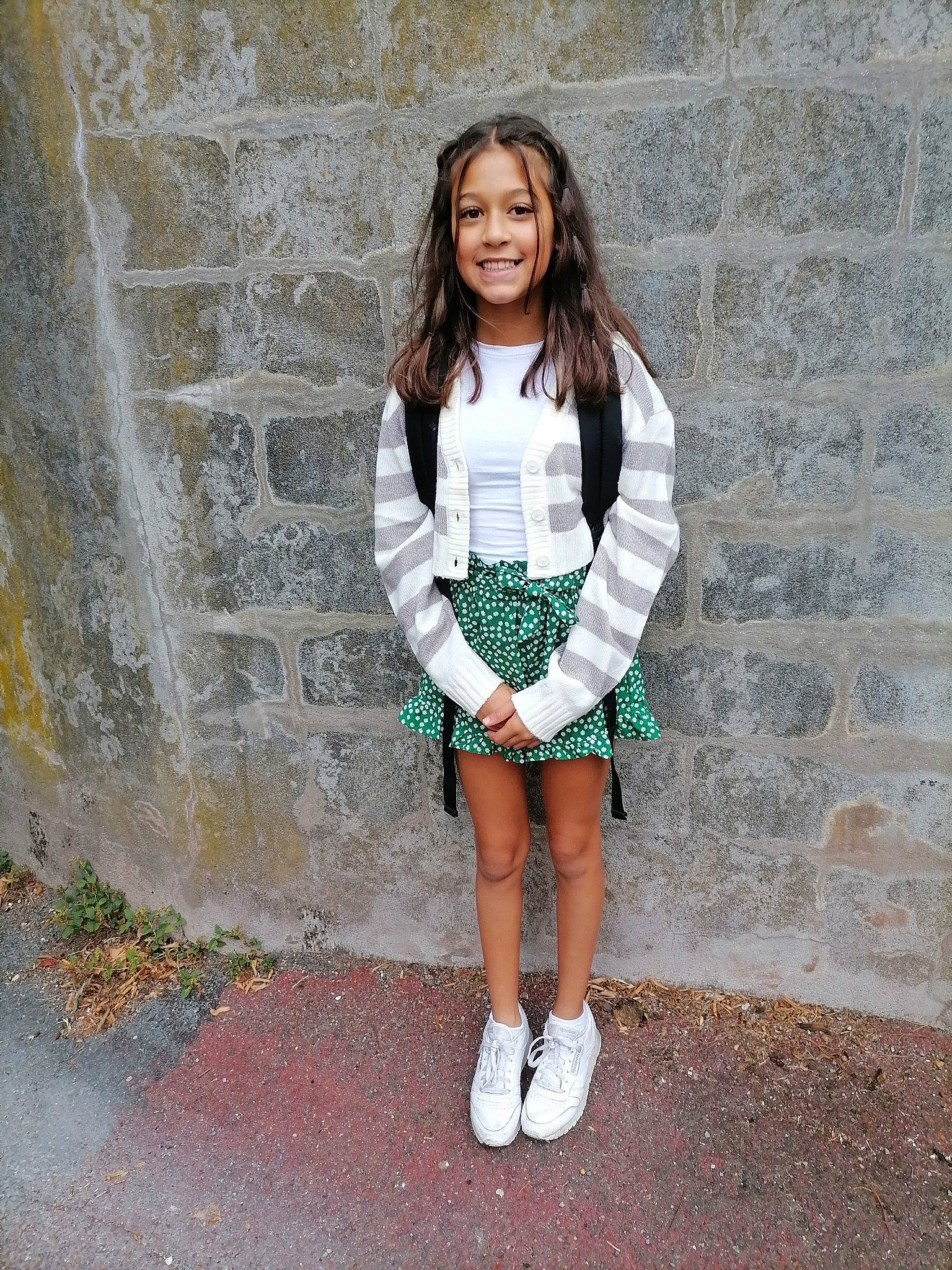 Lina participe au concours pour gagner de l'argent avec cette photo : arm, electric_blue, eye, fashion_design, flash_photography, footwear, grey, hair, happy, human_leg, jewellery, joy, knee, long_hair, neck, pattern, person, sleeve, smile, t_shirt