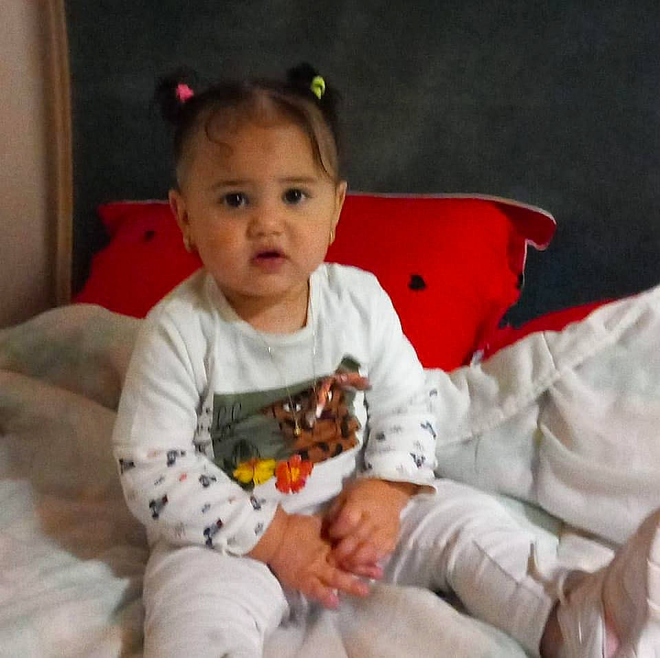 Ranya a rejoint le concours — aidez-le/la à gagner de superbes lots ! baby, baby_toddler_clothing, cheek, child, comfort, face, facial_expression, flooring, fun, hairstyle, happy, head, linens, person, room, sitting, skin, sleeve, smile, surprise