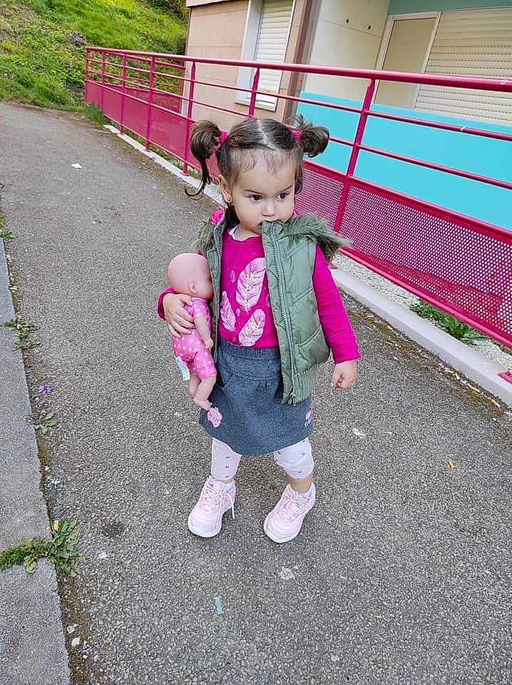 Ranya participe au concours pour gagner de l'argent avec cette photo : asphalt, baby, baby_toddler_clothing, child, city, costume, eye, fun, grass, leg, leisure, magenta, person, pink, plant, recreation, road_surface, sock, toddler, travel