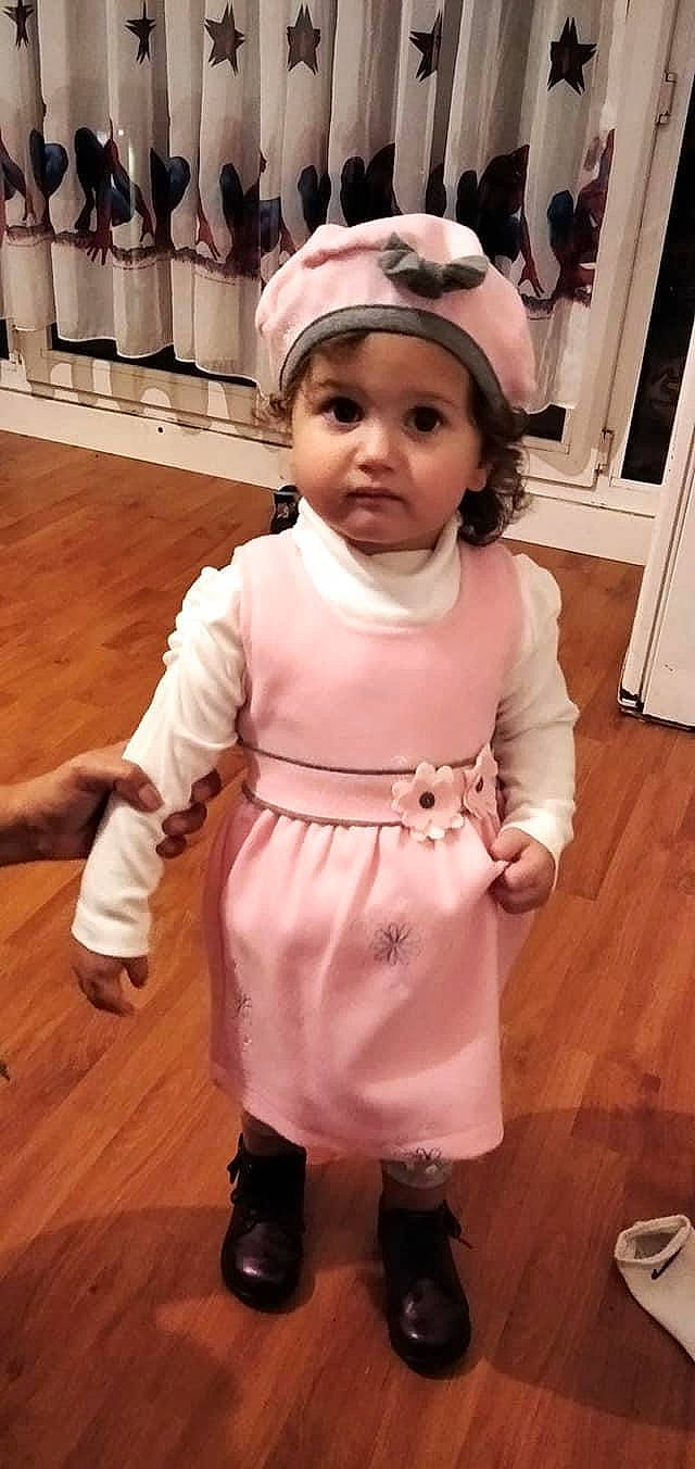 Ranya a rejoint le concours — aidez-le/la à gagner de superbes lots ! baby, baby_toddler_clothing, cheek, child, door, event, face, flooring, fun, happy, hardwood, headgear, headwear, one_piece_garment, peach, person, pink, skin, sleeve, toddler