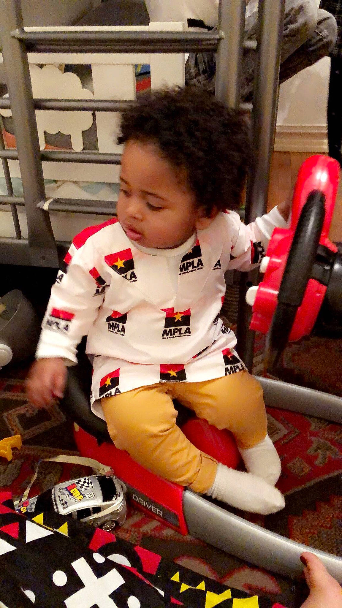 Djay participe au concours pour gagner de l'argent avec cette photo : automotive_wheel_system, clothing, face, finger, floor, fun, green, hair, head, human, leg, mode_of_transport, motor_vehicle, people, person, product, recreation, room, sitting, sportswear