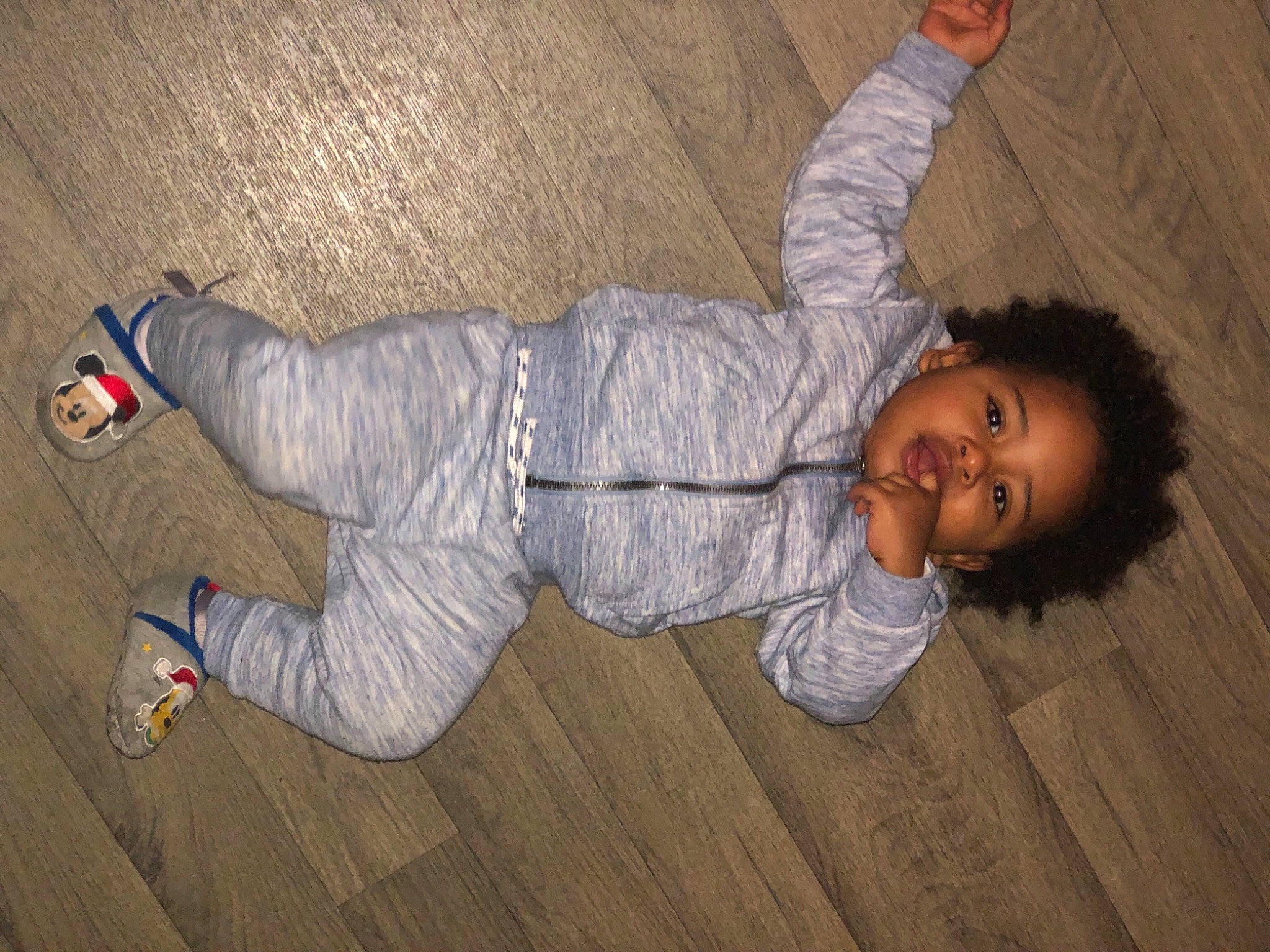 Djay a rejoint le concours — aidez-le/la à gagner de superbes lots ! baby_toddler_clothing, child, elbow, flash_photography, floor, flooring, fun, happy, hardwood, human_leg, pattern, person, room, sitting, sleeve, smile, sock, toddler, walking_shoe, wood