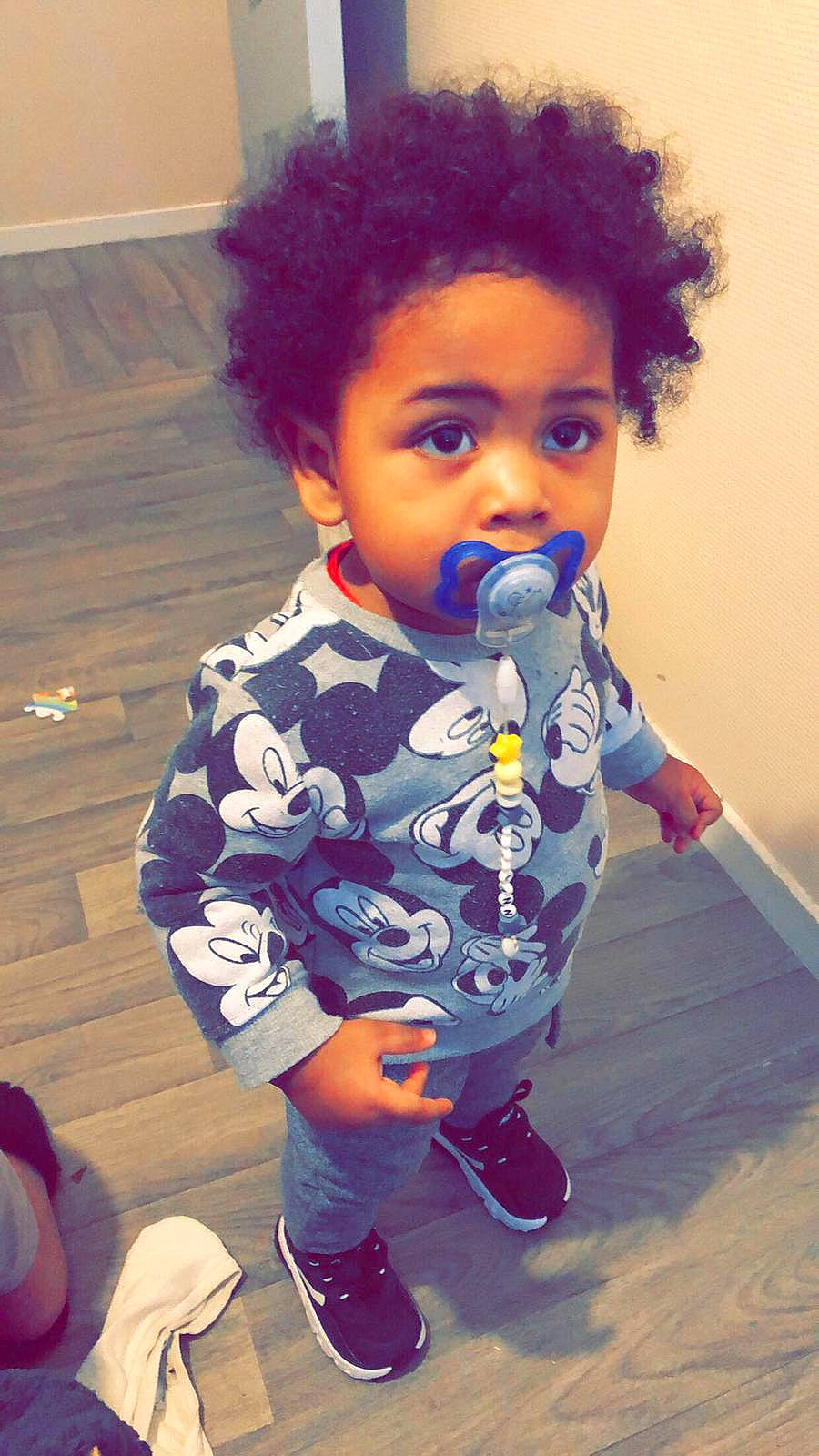 Djay participe au concours pour gagner de l'argent avec cette photo : afro, baby, baby_toddler_clothing, black_hair, boot, cheek, child, cool, floor, flooring, hairstyle, hardwood, jheri_curl, laminate_flooring, long_sleeved_t_shirt, person, s_curl, toddler, varnish, wood_flooring