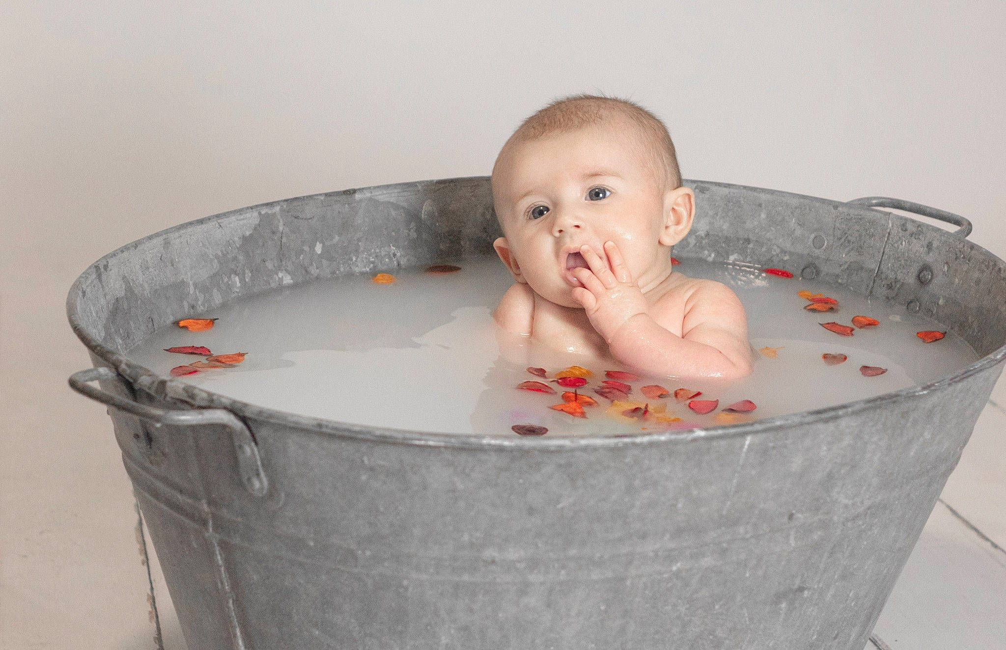 Léanne participe au concours pour gagner de l'argent avec cette photo : baby, baby_products, baby_safety, bathing, bathtub, child, cuisine, fluid, fun, person, room, sitting, toddler