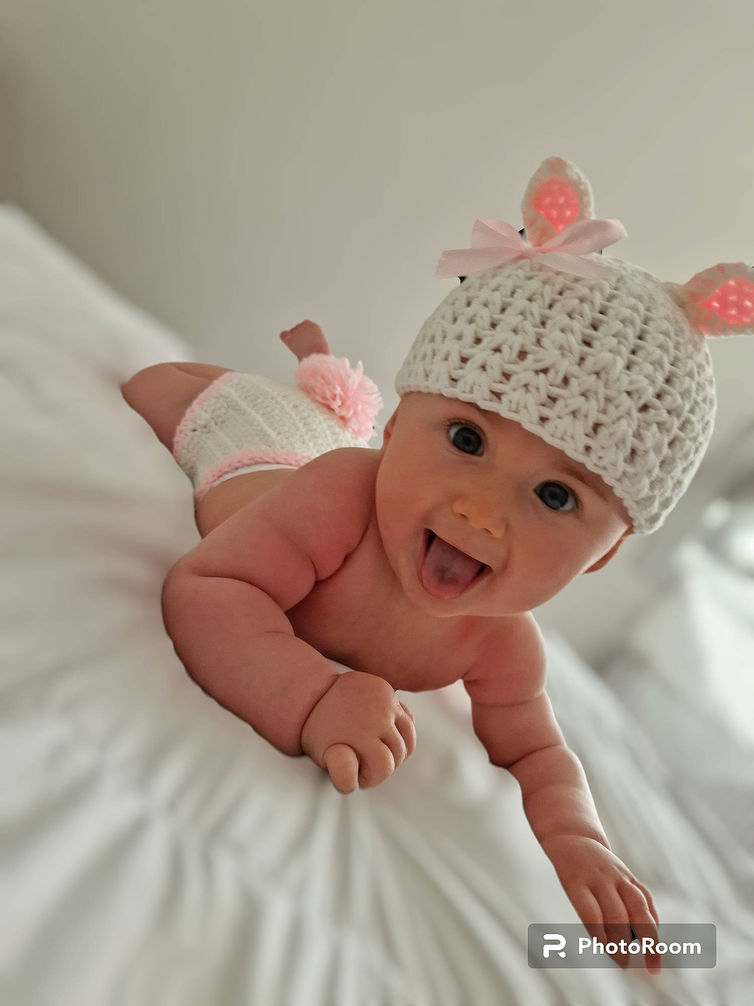 Léanne a rejoint le concours — aidez-le/la à gagner de superbes lots ! baby, baby_sleeping, baby_toddler_clothing, cap, comfort, costume_hat, face, fashion_accessory, fun, happy, headgear, headpiece, headwear, linens, magenta, person, pink, sleeve, smile, surprise