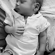 Louis a rejoint le concours — aidez-le/la à gagner de superbes lots ! baby, sleeping, onesie, infant, blanket, peaceful, cute, newborn, soft, portrait, clothing, hand, face, head, resting, monochrome, comfort, child, toddler, lying_down