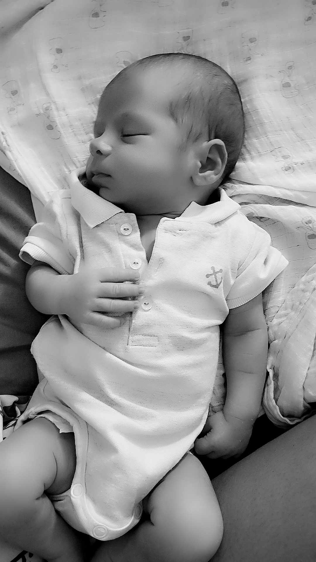 Louis a rejoint le concours — aidez-le/la à gagner de superbes lots ! baby, sleeping, onesie, infant, blanket, peaceful, cute, newborn, soft, portrait, clothing, hand, face, head, resting, monochrome, comfort, child, toddler, lying_down
