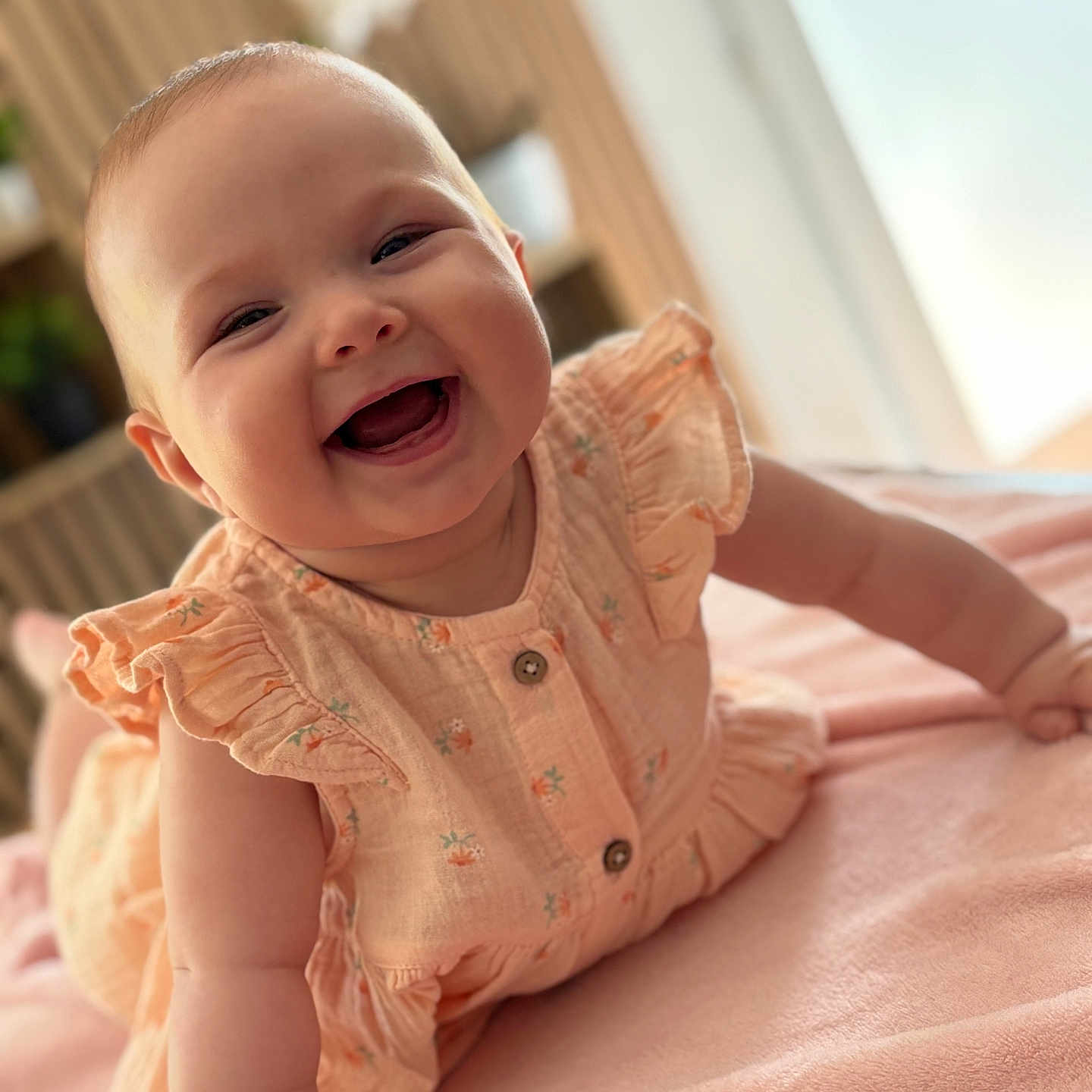 Elena a rejoint le concours — aidez-le/la à gagner de superbes lots ! arm, baby, blanket, child, crawling, cute, cute_face, dress, floral, furniture, happy, head, indoor, infant, peach, portrait, skin, smiling, soft, young
