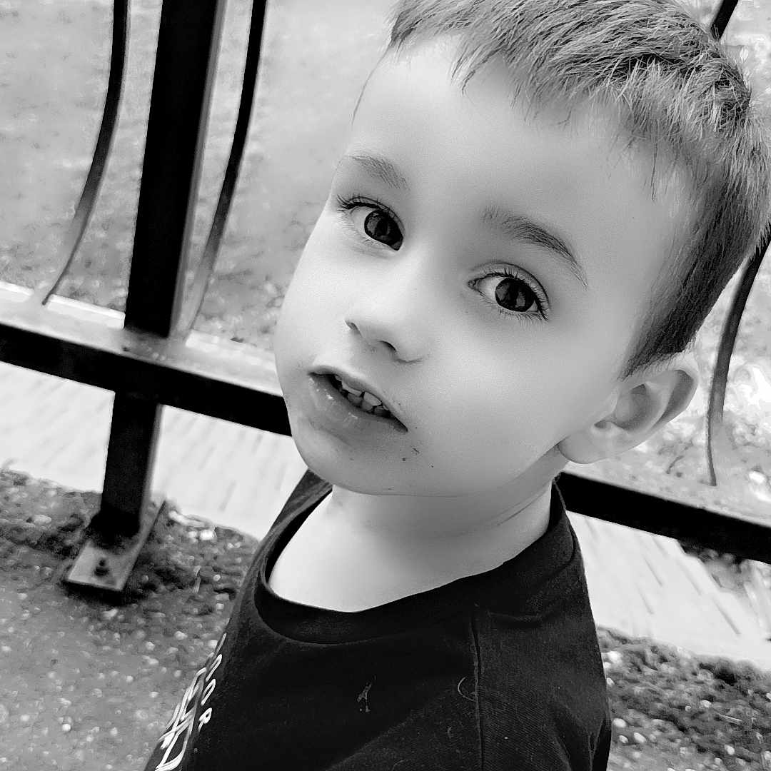 Noah participe au concours pour gagner de l'argent avec cette photo : bodypart, boy, child, clothing, face, finger, footwear, hand, handrail, head, male, outdoorplayarea, outdoors, person, photography, playarea, portrait, railing, shoe, toy