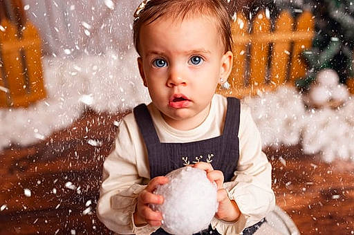 Adda a rejoint le concours — aidez-le/la à gagner de superbes lots ! baby, baby_toddler_clothing, cheek, child, christmas_decoration, christmas_ornament, eye, face, flash_photography, fun, happy, head, nose, organ, person, photograph, snapshot, standing, toddler, white