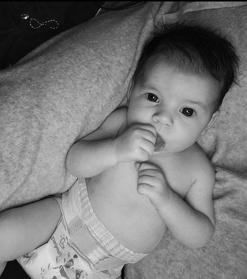 Adda participe au concours pour gagner de l'argent avec cette photo : arm, baby, black_and_white, cheek, eyebrow, eyelash, finger, flash_photography, gesture, hand, happy, human_body, iris, leg, lip, mouth, muscle, neck, nose, person