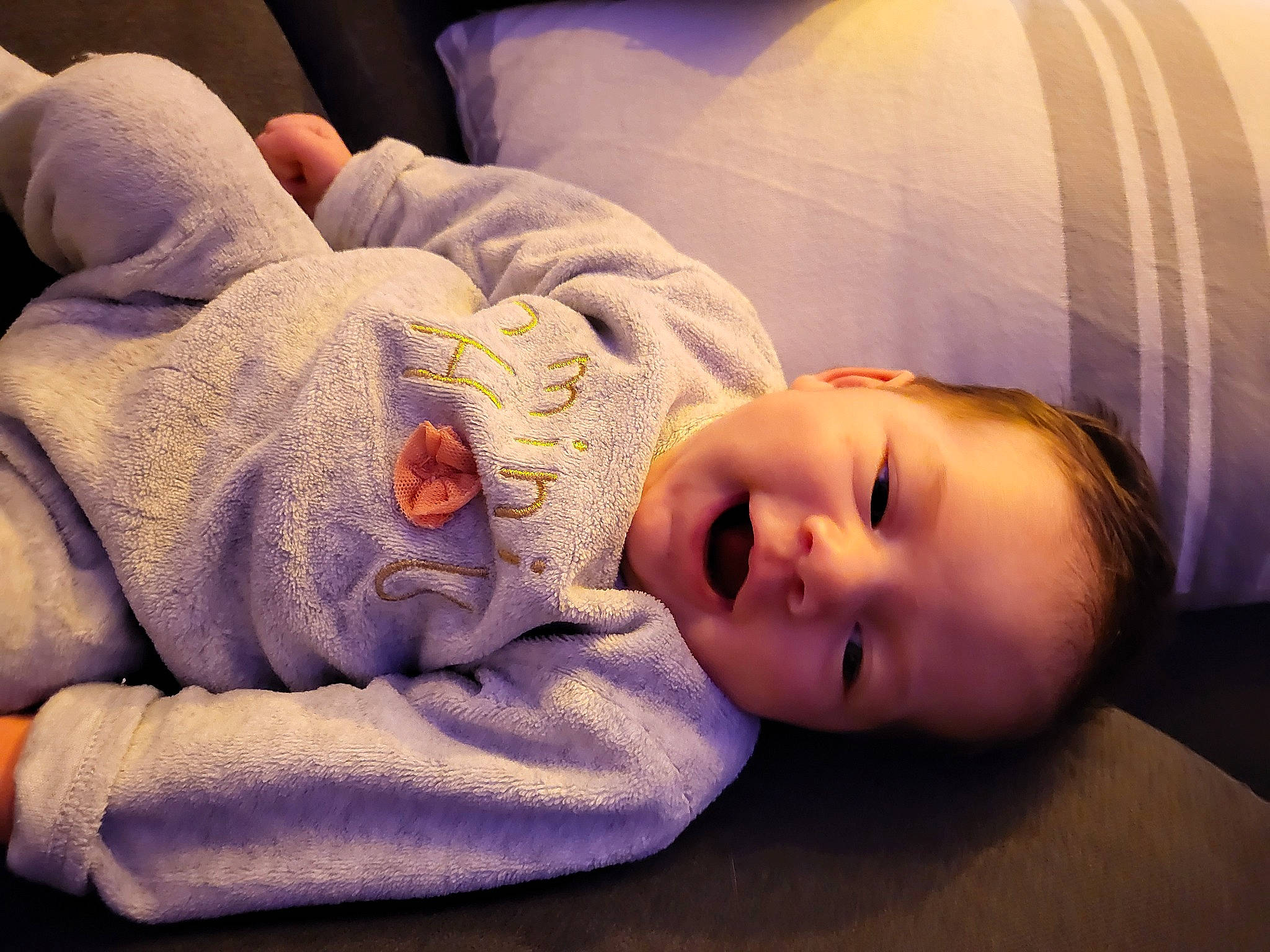 Adda a rejoint le concours — aidez-le/la à gagner de superbes lots ! baby, baby_toddler_clothing, cheek, chin, comfort, eye, eyebrow, headgear, iris, lip, mammal, mouth, nose, orange, people, person, skin, sleeve, textile, toddler