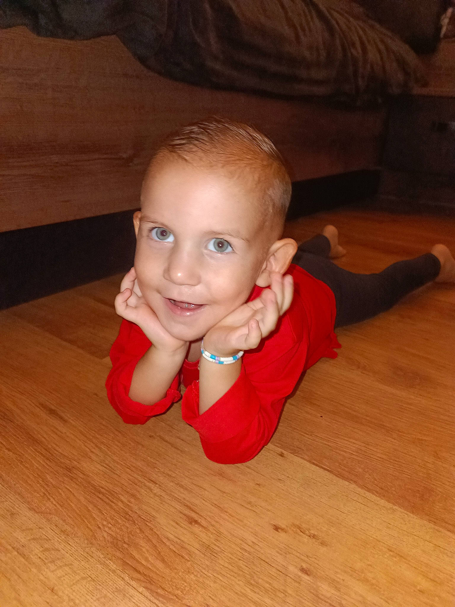 Néo a rejoint le concours — aidez-le/la à gagner de superbes lots ! baby, cheek, chin, crawling, eye, flash_photography, floor, flooring, fun, happy, hardwood, iris, joy, laminate_flooring, nose, person, skin, smile, toddler, varnish