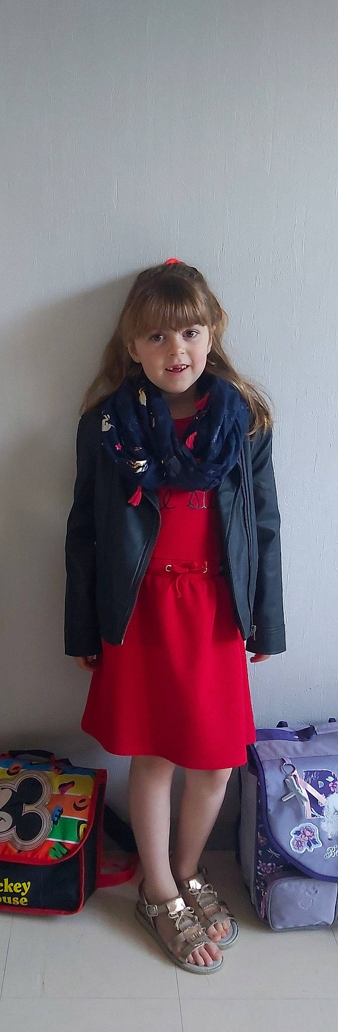 Eléna a rejoint le concours — aidez-le/la à gagner de superbes lots ! child, child_model, clothing, coat, costume, dress, fashion_design, jacket, outerwear, overcoat, person, red, sleeve, textile, toddler, trench_coat