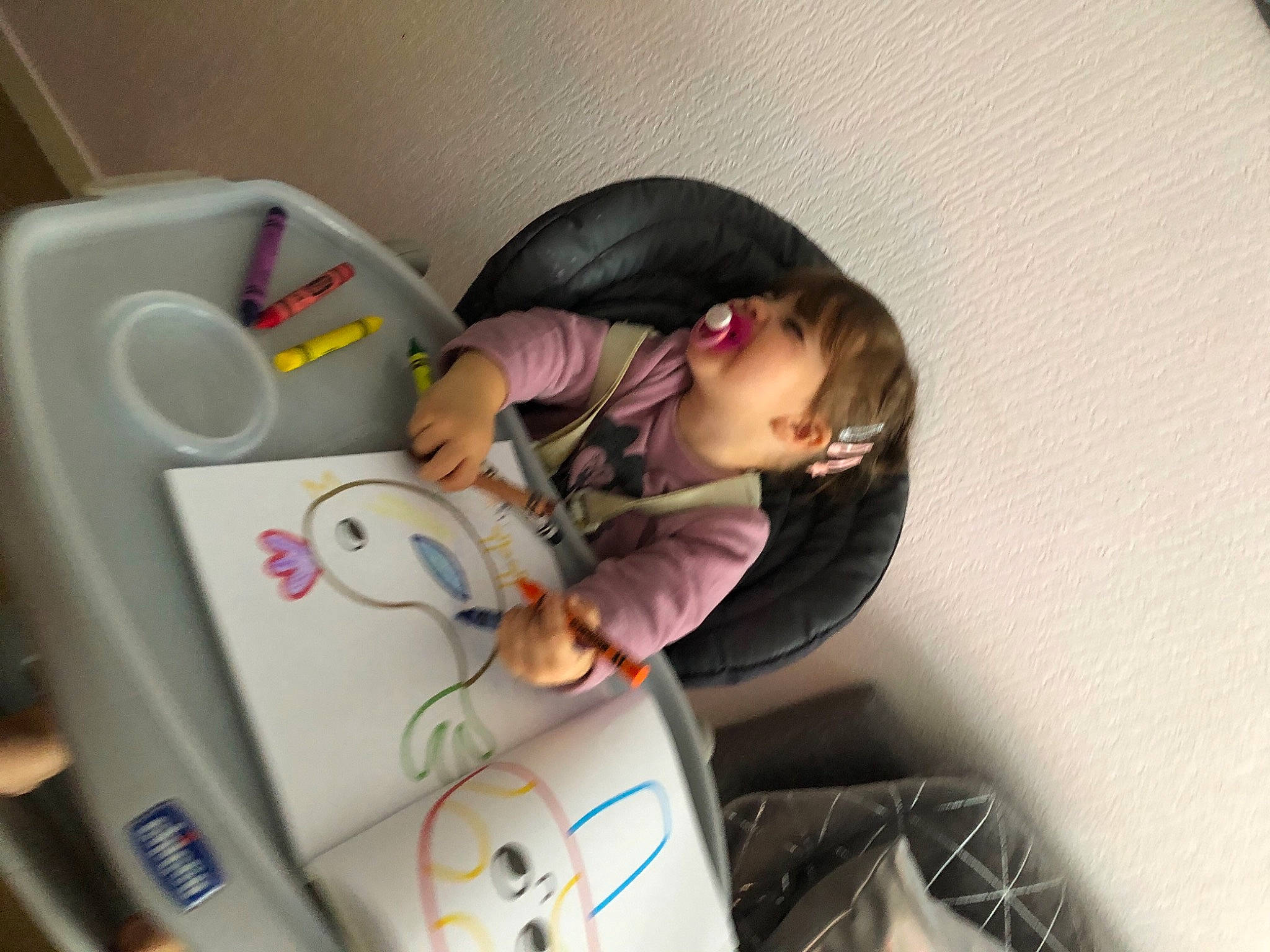 Sirine participe au concours pour gagner de l'argent avec cette photo : baby, baby_products, baby_toys, car_seat, carmine, child, comfort, drinkware, fun, gadget, home_appliance, paper_product, person, plastic, play, purple, room, sitting, toddler