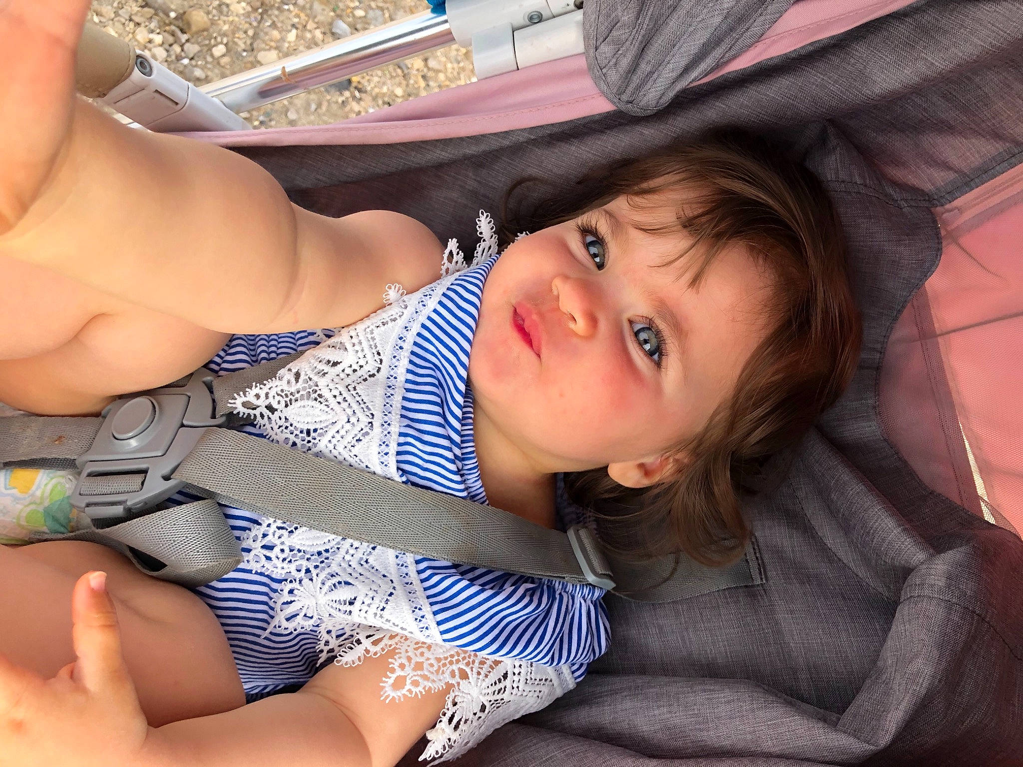 Sirine participe au concours pour gagner de l'argent avec cette photo : black_hair, chest, child, elbow, electric_blue, eyelash, finger, fun, hand, happy, human_leg, knee, leg, leisure, long_hair, mouth, person, summer, thigh, tree