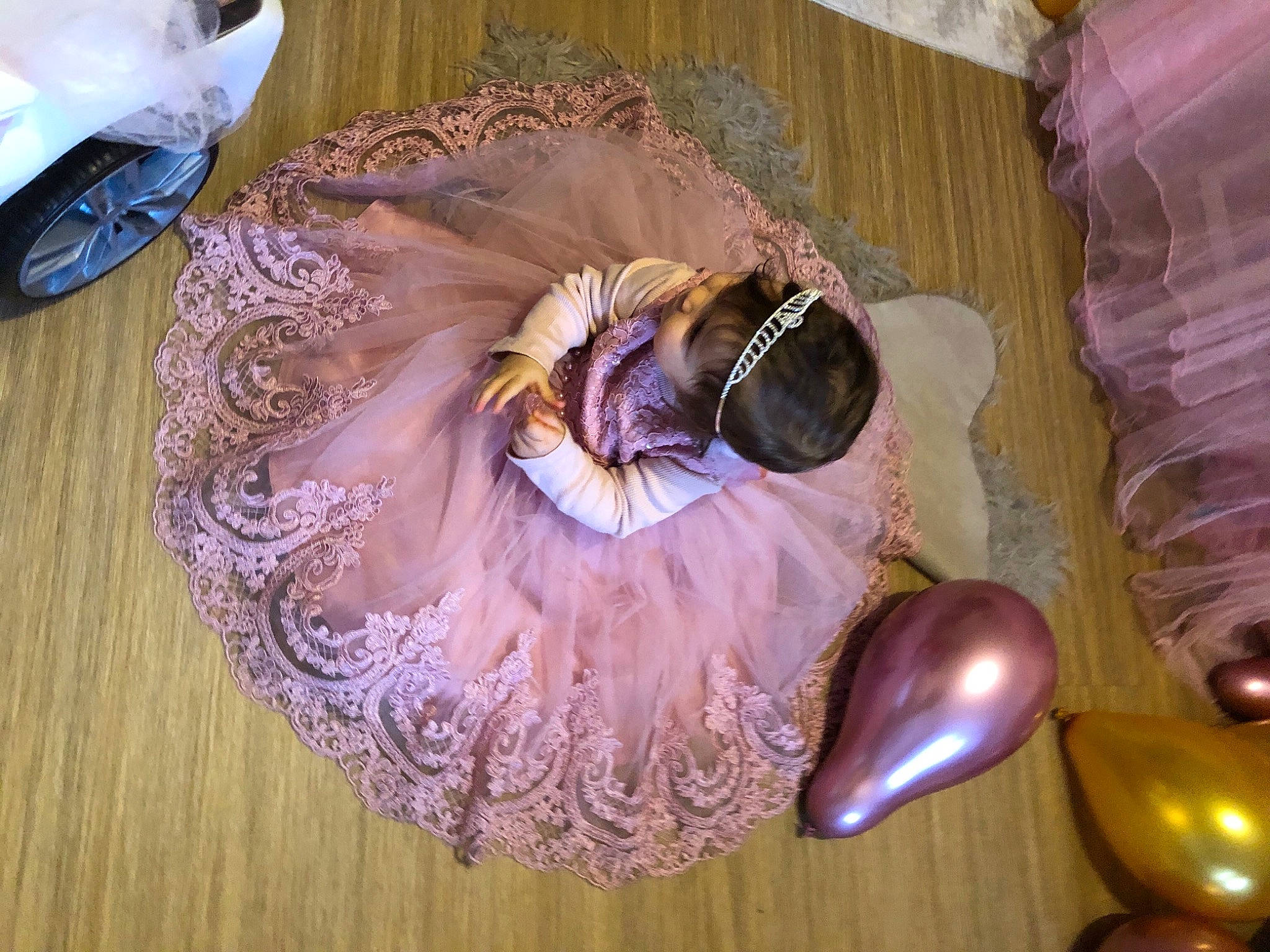 Sirine a rejoint le concours — aidez-le/la à gagner de superbes lots ! bridal_accessory, ceiling, circle, eyewear, fashion_accessory, feather, goggles, hair_accessory, headpiece, jewellery, magenta, metal, party_supply, person, personal_protective_equipment, petal, pink, purple, room, violet