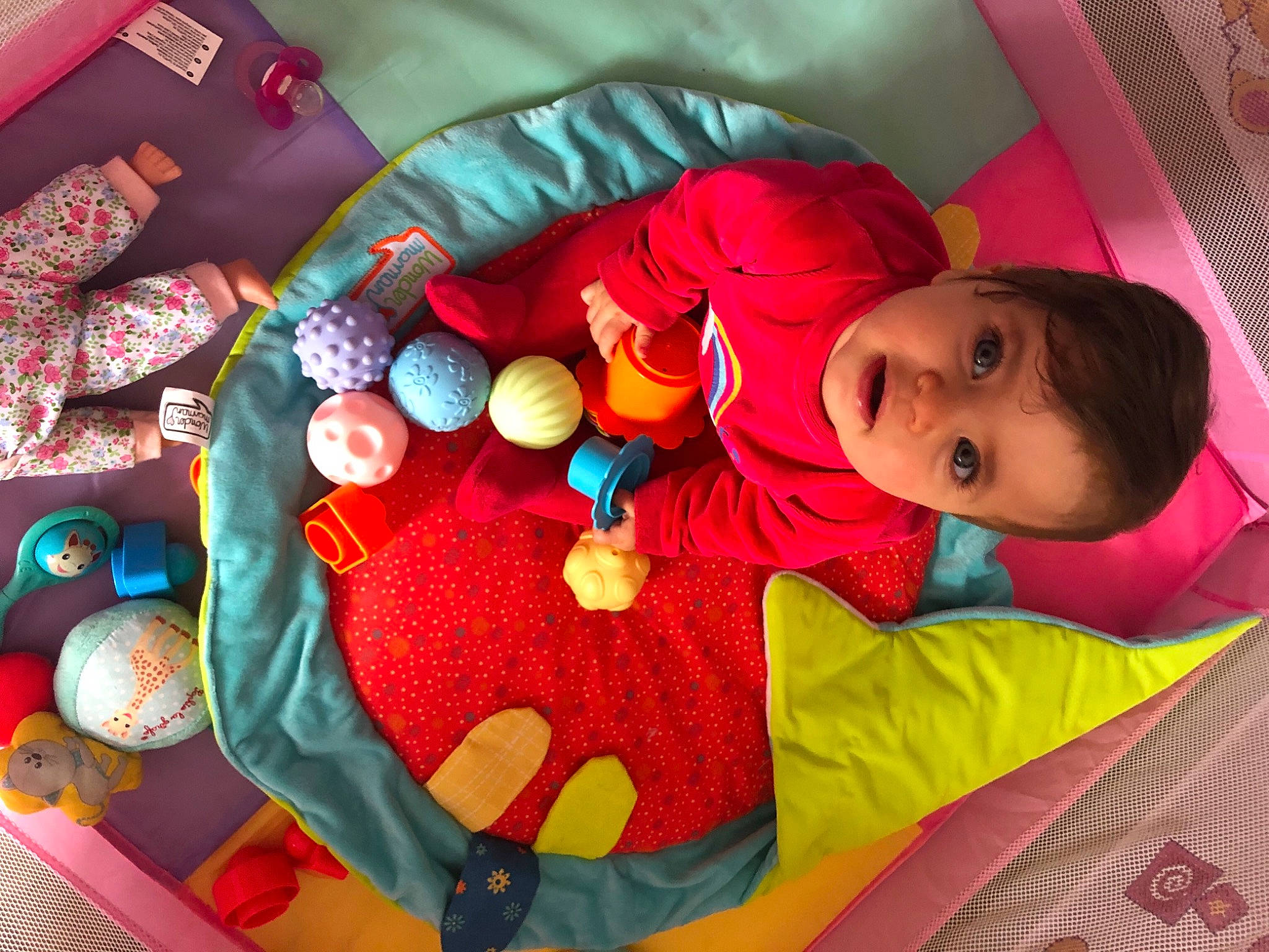 Sirine participe au concours pour gagner de l'argent avec cette photo : art, baby, baby_products, baby_toddler_clothing, bedding, bedtime, carmine, child, comfort, linens, magenta, pattern, person, pink, play, plush, product, room, stuffed_toy, toddler