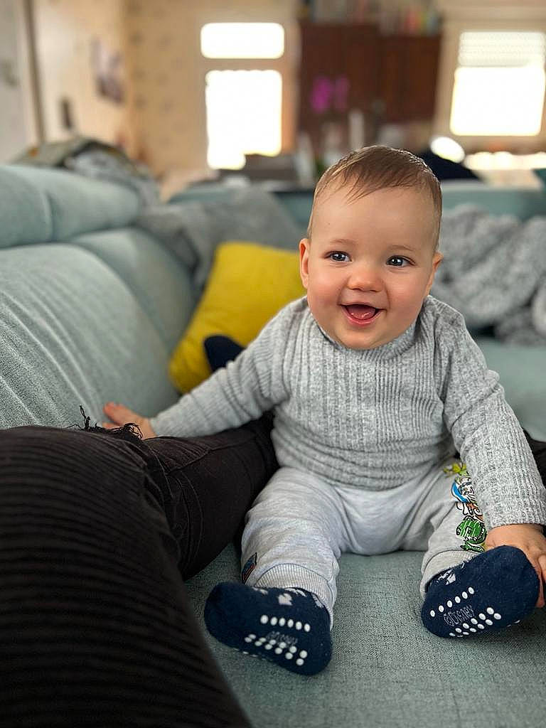 Hayden a rejoint le concours — aidez-le/la à gagner de superbes lots ! baby, baby_toddler_clothing, child, comfort, couch, design, eye, flash_photography, flooring, fun, happy, joy, leg, living_room, pattern, person, room, sitting, sleeve, smile