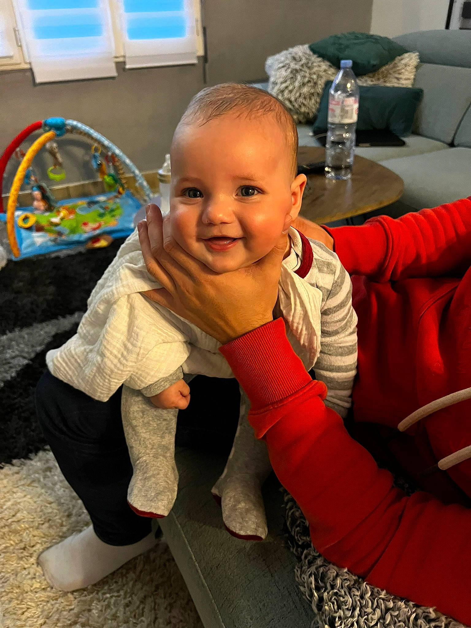 Hayden a rejoint le concours — aidez-le/la à gagner de superbes lots ! automotive_wheel_system, baby, chair, child, comfort, couch, finger, flooring, fun, gesture, happy, iris, joy, laugh, person, play, room, sitting, smile, thumb