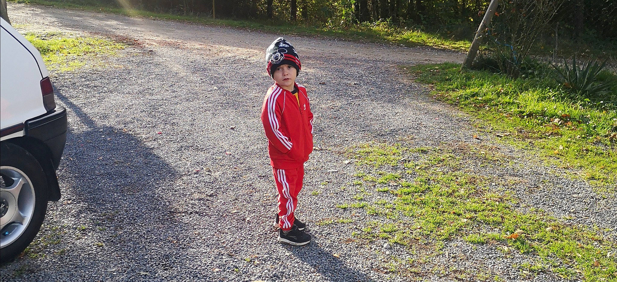 Rayley participe au concours pour gagner de l'argent avec cette photo : asphalt, bicycle_helmet, cycling, grass, headgear, headwear, landscape, leisure, outdoor_recreation, people_in_nature, person, personal_protective_equipment, plant, recreation, road, road_surface, sidewalk, soil, toddler, trail